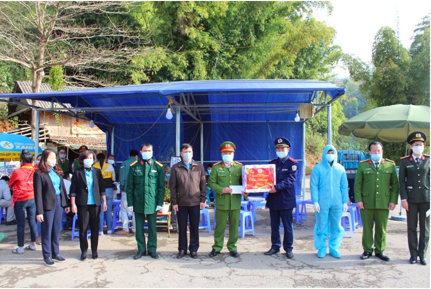 Ông Lê Thanh Hà - Chủ tịch LĐLĐ tỉnh Điện Biên trao quà cho Chốt kiểm dịch Đèo Pha Đin huyện Tuần Giáo. Ảnh: Đặng Sang