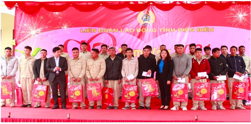 Bà Lầu Thị Thanh Hương - Phó Chủ tịch thường trực LĐLĐ tỉnh trao quà cho CNLĐ có hoàn cảnh khó khăn tại Chương trình Tết Sum vầy năm 2021. Ảnh Đặng Sang
