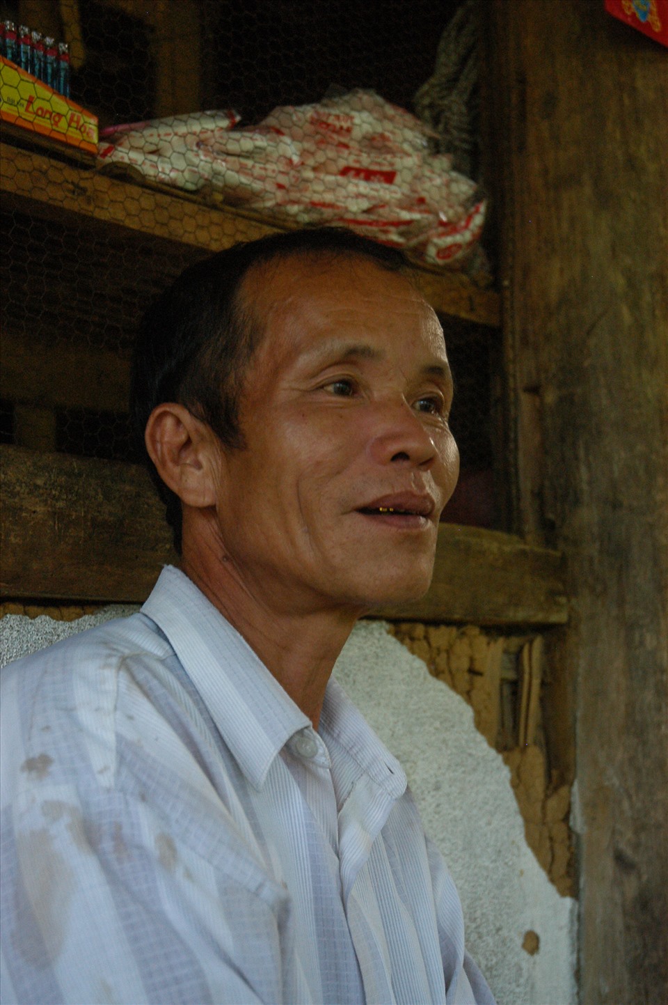 Ông Chẻo Văn Diết là người La Ha đầu tiên làm cán bộ ở Ban định canh, định cư của tỉnh Lai Châu, hiện đã nghỉ hưu và mở một cửa hàng tạp hóa sinh sống ở bản Pắc Muôn. Ảnh: Trịnh Thông Thiện