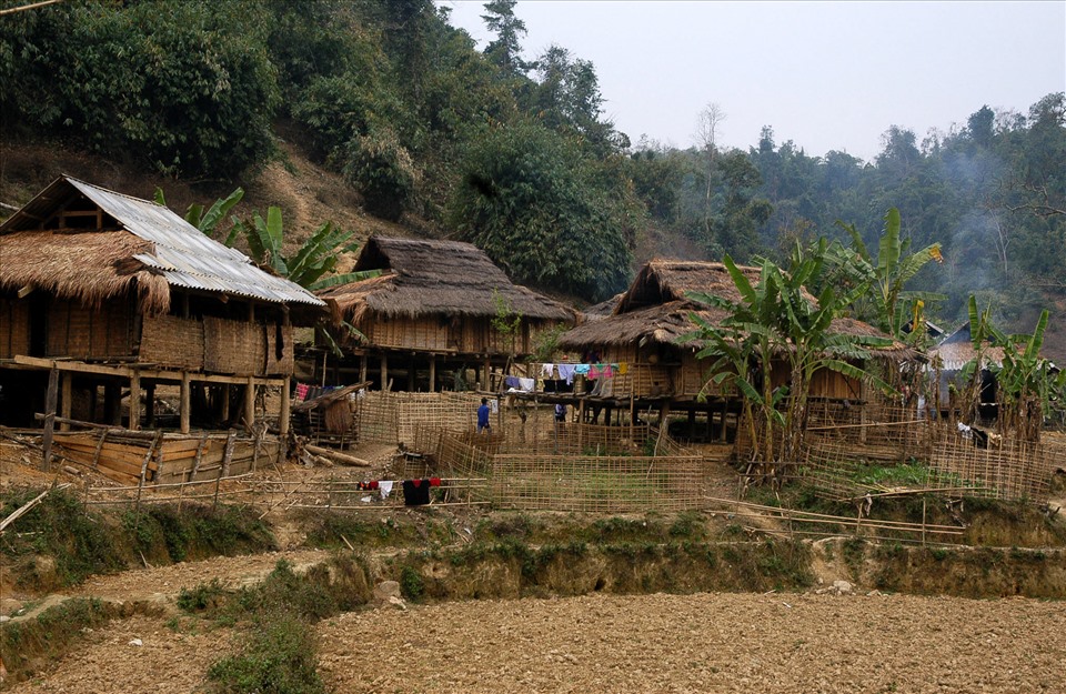 Những ngôi nhà sàn sử dụng kỹ thuật mây tre đan của người La Ha  ở bản Sài Lương năm 2008. Ảnh: Trịnh Thông Thiện