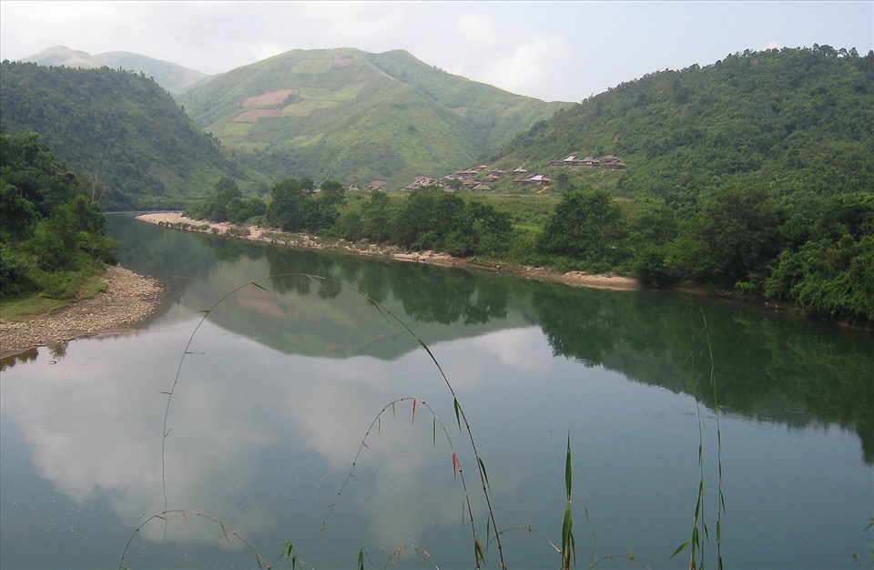 Bản Sài Lương nằm trên thượng nguồn sông Nậm Mu chụp năm 2008. Ảnh: Trịnh Thông Thiện