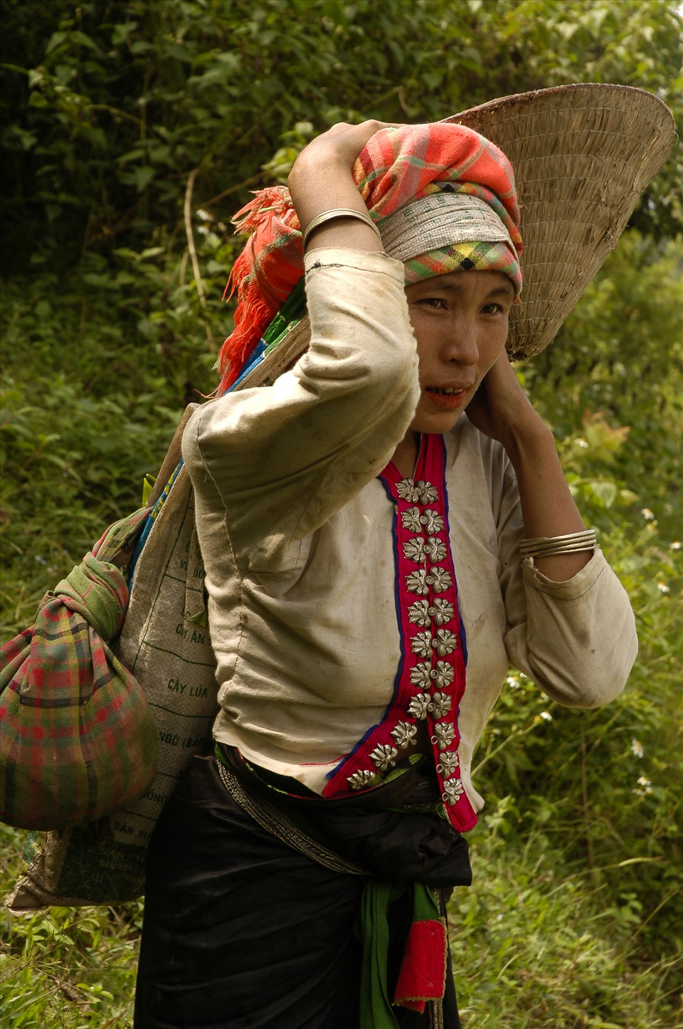 Trước năm 2010, người La Ha ở Tà Mít sinh sống chủ yếu từ khai thác rừng và đánh bắt cá ở sông Nậm Mu. Người La Ha dùng các sản phẩm mây tre đan để đổi lấy quần áo nên trang phục của người La Ha có hơi hướng giống bộ váy cóm của người Thái. Ảnh: Trịnh Thông Thiện