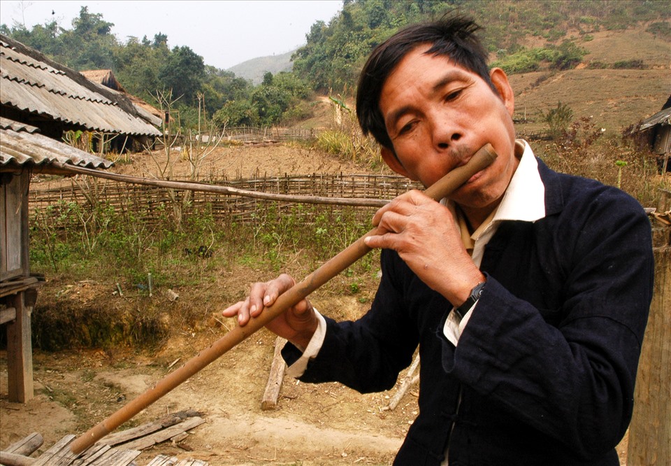 Ông Hoàng Văn Sen ở bản Sài Lương thổi sáo, dụng cụ âm nhạc duy nhất của người La Ha còn tồn tại ở xã Tà Mít. Ảnh: Trịnh Thông Thiện