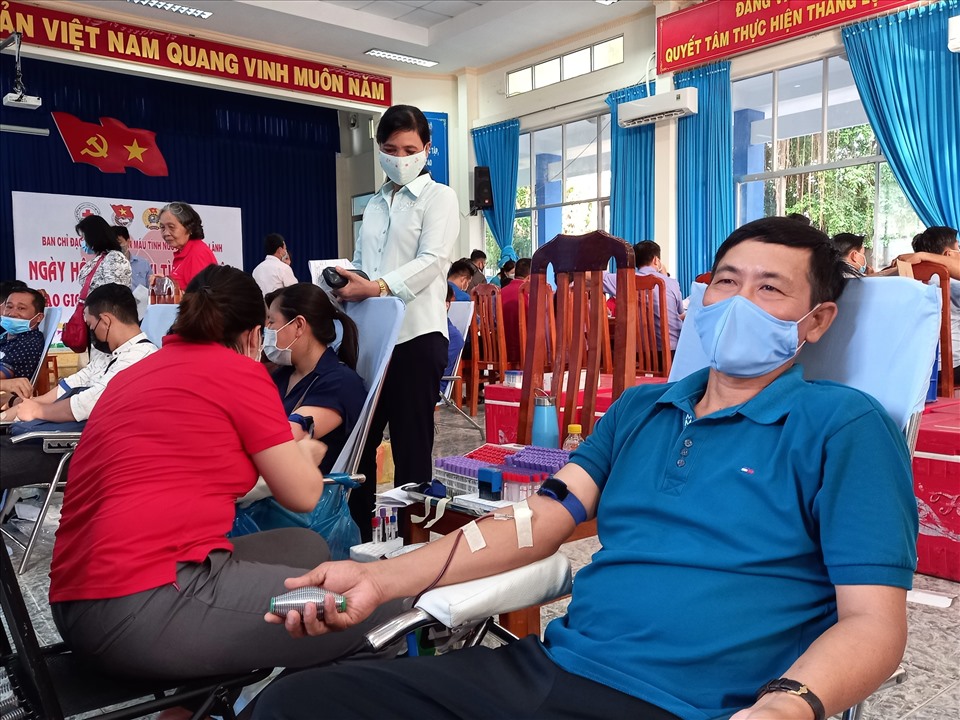 Đoàn viên tích cực tham gia hiến máu tình nguyện.