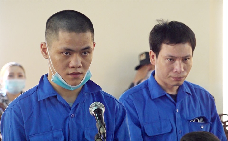 Hà và Tài (từ trái sang) bị tuyên phạt tử hình vì vận chuyển gần 40kg ma túy đá qua biên giới. Ảnh: Vũ Tiến