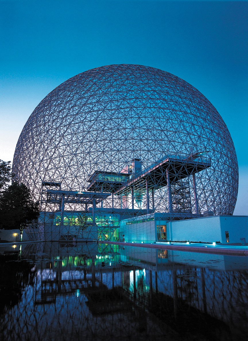 Tòa nhà The Montreal Biosphere (Quebec, Canada) - do nhà khoa học, Buckminster Fuller, thiết kế năm 1967, gồm hàng trăm nghìn mảnh tam giác nhỏ. Ảnh tư liệu