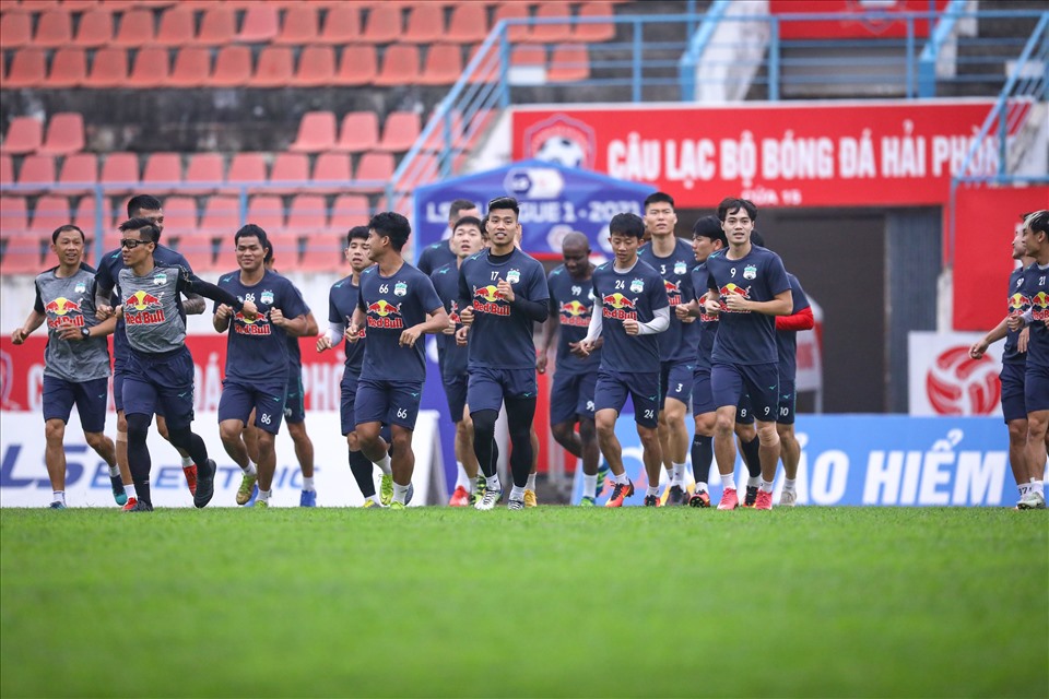 Các cầu thủ Hoàng Anh Gia Lai đang xếp đầu bảng nhưng huấn luyện viên Kiatisak muốn giữ sự tập trung. Trận đấu giữa Hải Phòng và Hoàng Anh Gia Lai sẽ diễn ra lúc 18h00 ngày 2.4.