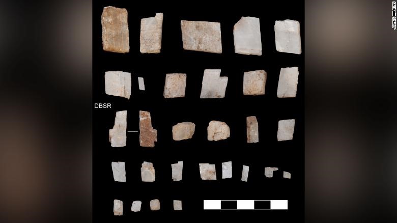 Các mảnh tinh thể do người tinh khôn Homo sapiens ở phía nam hoang mạc Kalahari thu thập 105.000 năm trước. Ảnh: Griffith University