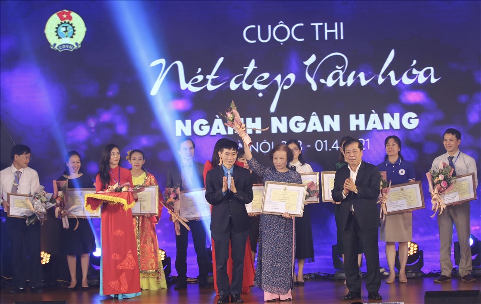 Phó Chủ tịch Tổng LĐLĐVN Trần Văn Thuật trao thưởng tại lễ bế mạc. Ảnh: Trần Anh Hoà