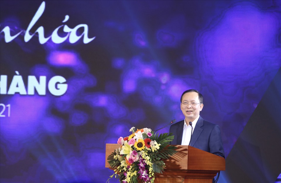 Phó thống đốc Thường trực, Chủ tịch Công đoàn Ngân hàng Việt Nam phát biểu bế mạc Cuộc thi. Ảnh: Trần Anh Hoà