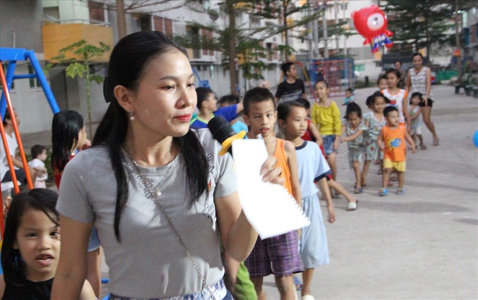 Ban ngày đi làm, từ 6h chiều, chị Dương Thị Ngọc Qúy lại vào vai cô giáo dẫn dắt, hướng dẫn trẻ em tham gia sinh hoạt các trò chơi dân gian. Ảnh: Đình Trọng
