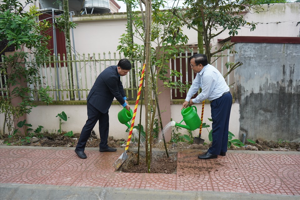 Lãnh đạo LĐLĐ TP.Hải Phòng, lãnh đạo huyện Tiên Lãng trồng và chăm sóc cây tại tuyến đường xã Kiến Thiết. Ảnh MD