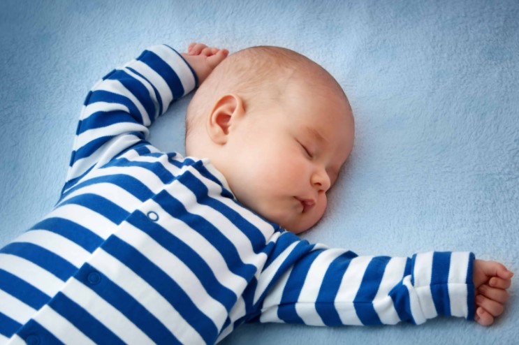 Hãy tạo không gian yên tĩnh, thoải mái để giúp trẻ ngủ ngon hơn. Ảnh: Xinhua