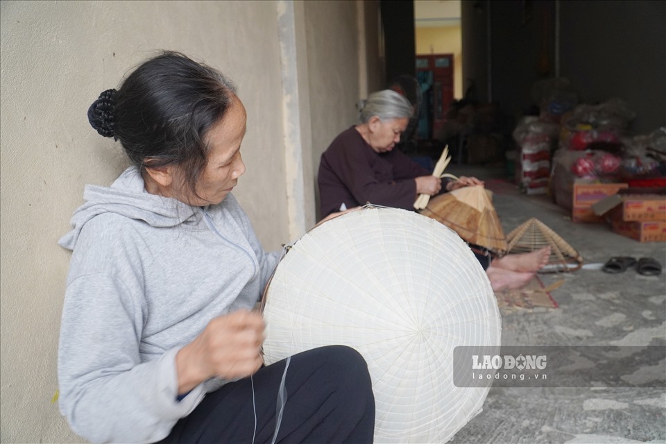 Đến với làng Chuông, không khó để bắt gặp những hình ảnh những cụ bà răng đen nhai trầu ngồi làm nón lá. Người làng Chuông vừa làm nón vừa chuyện trò rôm rả bên chén nước chè xanh thật mộc mạc và giản dị.