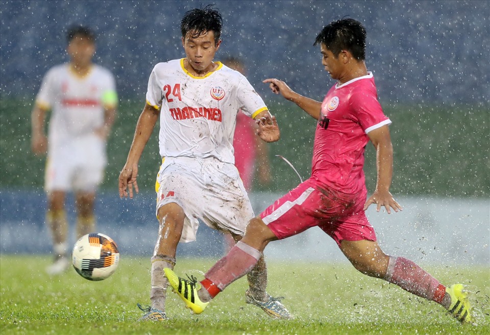 Bất chấp trời mưa to, U19 Học viện NutiFood JMG đã biết cách để vượt qua U19 Sài Gòn. Ảnh: Hồng Linh.