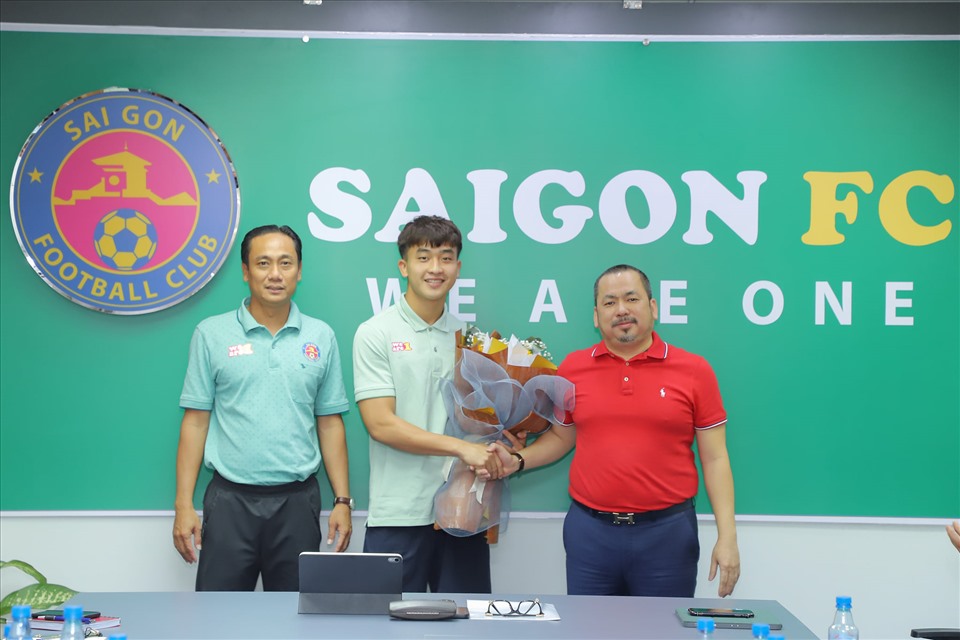 Trần Danh Trung (giữa) ra mắt câu lạc bộ Sài Gòn. Ảnh: CLB Sài Gòn