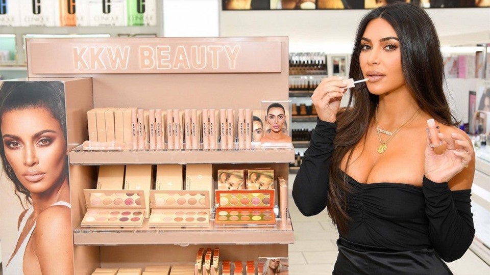 Kardashian kiếm bộn tiền từ công ty mỹ phẩm KKW