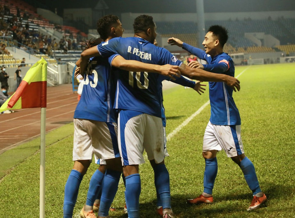 Các cầu thủ Than Quảng Ninh được giải ngân trước vòng 8 V.League 2021. Ảnh: VPF