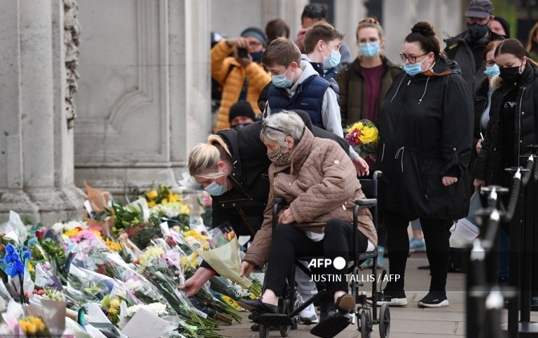 Rất đông người dân đã mang theo hoa, ảnh... tới tưởng niệm Hoàng thân Philip tại Cung điện Buckingham (Anh). Ảnh: AFP
