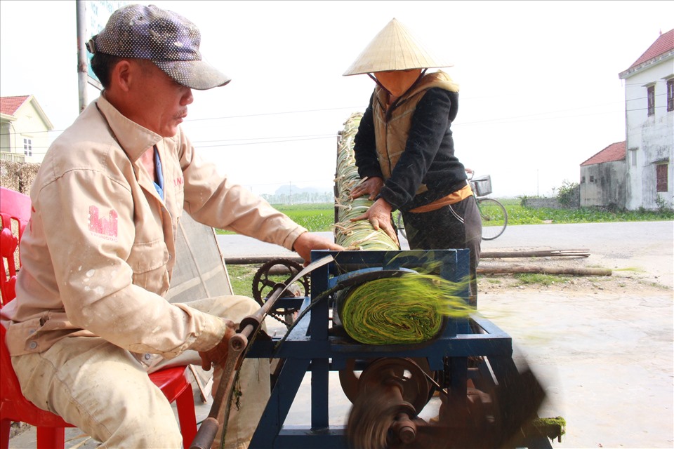 Công đoạn bó buộc và cắt thái sợi bằng máy. Ảnh: T.N