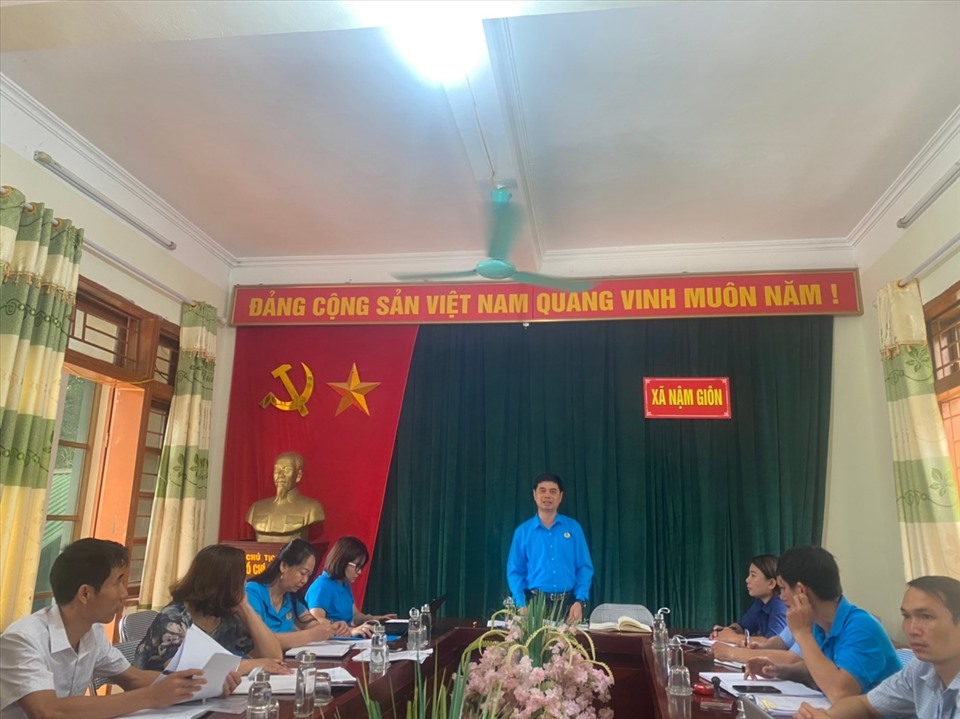 Đoàn giám sát của Liên đoàn lao động huyện Mường La giám sát việc chi trả chế độ, chính sách bảo hiểm cho người thụ hưởng tại xã Nậm Giôn.