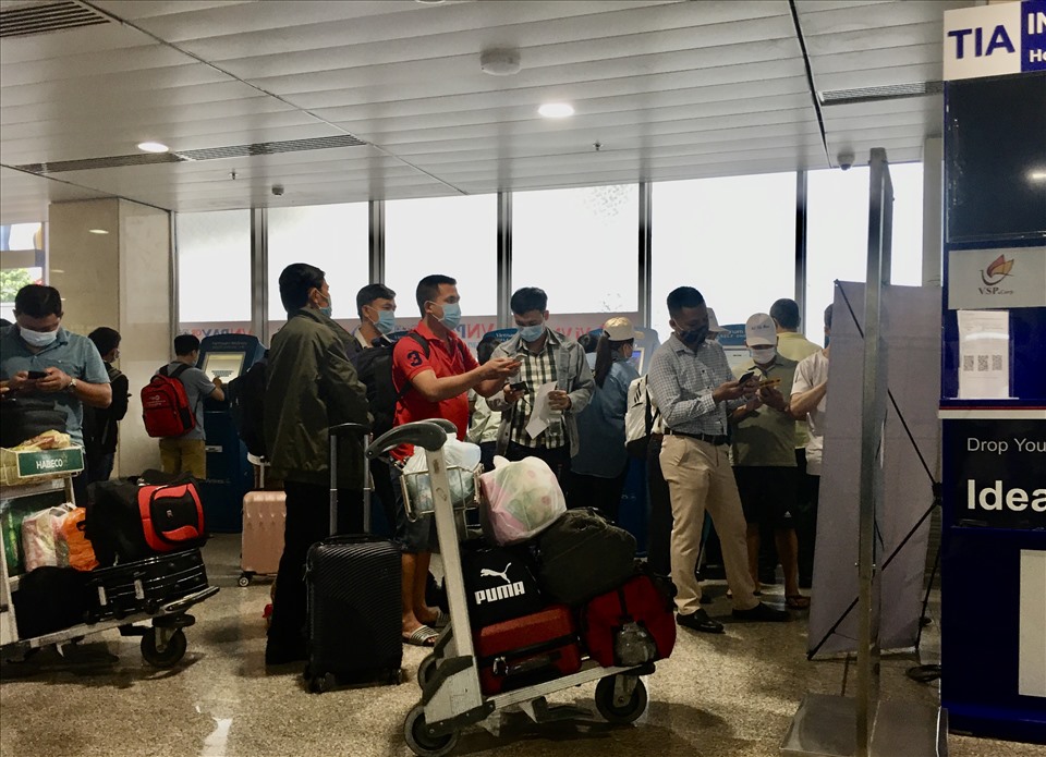 Hành khách thựu hiện check-in và khai báo y tế online trước khi lên máy bay.