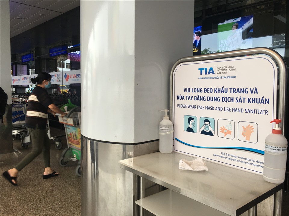 Khu vực rửa tay bằng dung dịch sát khuẩn của hành khách khi đến sân bay.