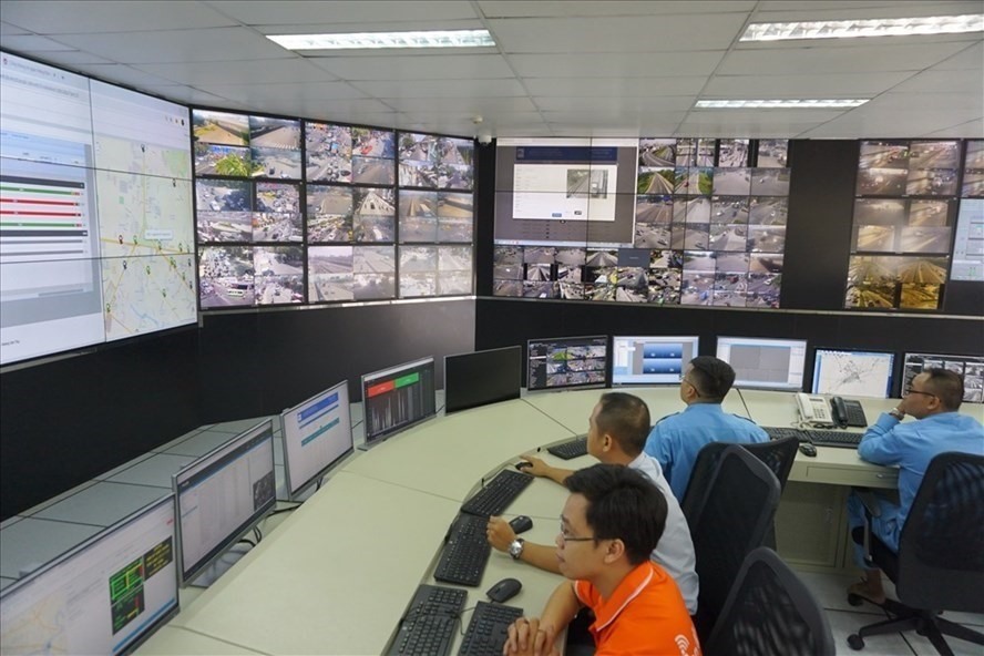Màn hình theo dõi tình hình giao thông qua camera tại Trung tâm quản lý điều hành giao thông đô thị TPHCM.  Ảnh: Minh Quân