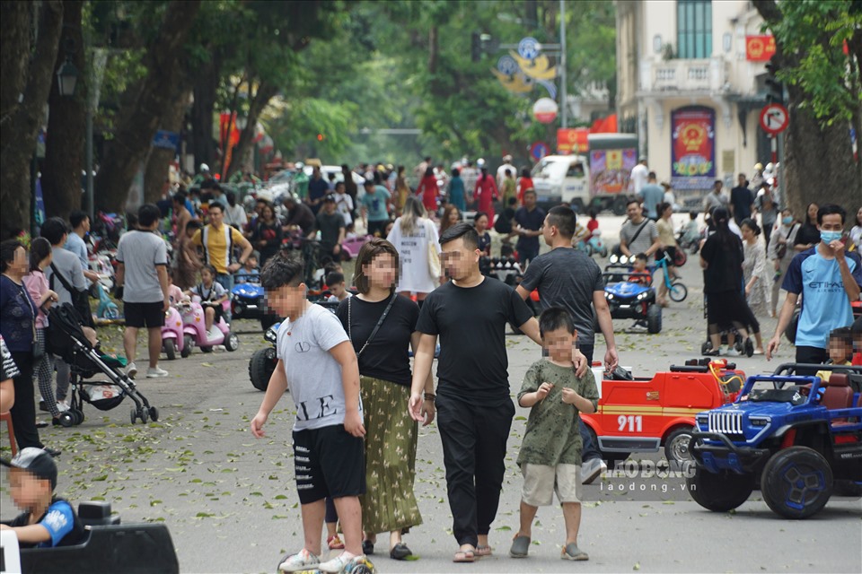 Đến nay, thành phố Hà Nội đã kiểm soát được dịch COVID-19, tuy nhiên vẫn tiềm ẩn nhiều nguy cơ lây nhiễm trong cộng đồng khi không ít người dân có biểu hiện chủ quan, lơ là phòng chống dịch.