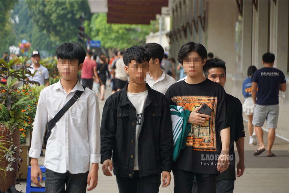 Ghi nhận của Lao Động trong ngày 11.4, tại một số địa điểm công cộng trên địa bàn thành phố Hà Nội, tình hình người dân chấp hành việc đeo khẩu trang phòng dịch vẫn chưa được thực hiện một cách nghiêm túc.