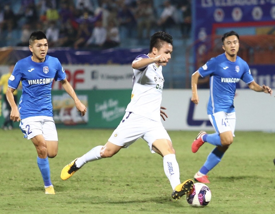 Các cầu thủ Than Quảng Ninh đã nhận thua đậm trong hiệp 1. Ảnh: Hoài Thu