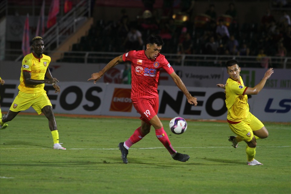 Pha lập công của Đỗ Merlo giúp Sài Gòn giành chiến thắng tối thiểu 1-0 trước Hà Tĩnh, qua đó, tạm vượt qua cơn khủng hoảng sau chuỗi 6 trận thua liên tiếp.