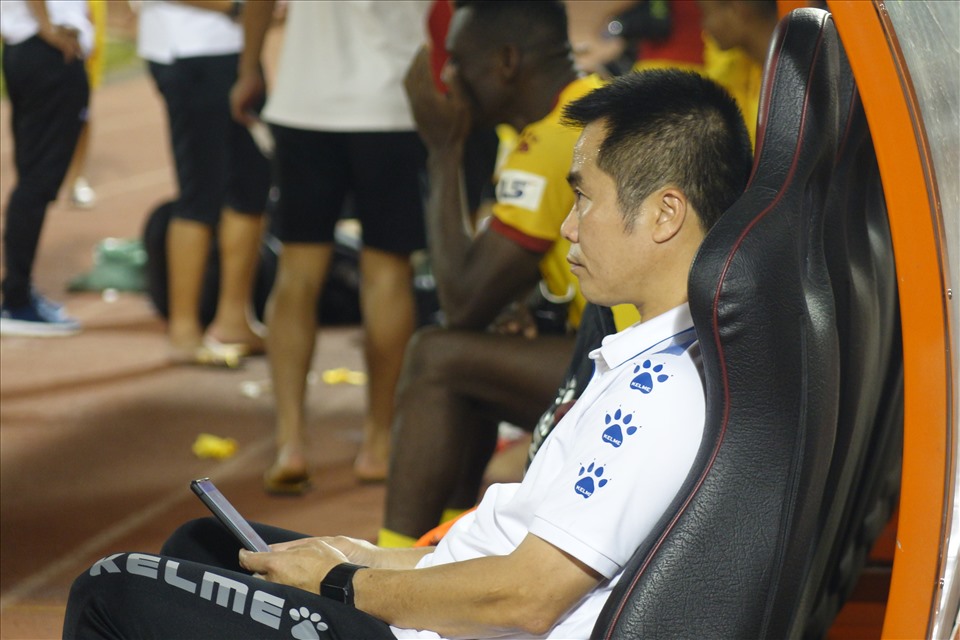 Huấn luyện viên Phạm Minh Đức ngồi thất thần ở ca bin huấn luyện sau trận thua Sài Gòn. Ảnh: Nguyễn Đăng.