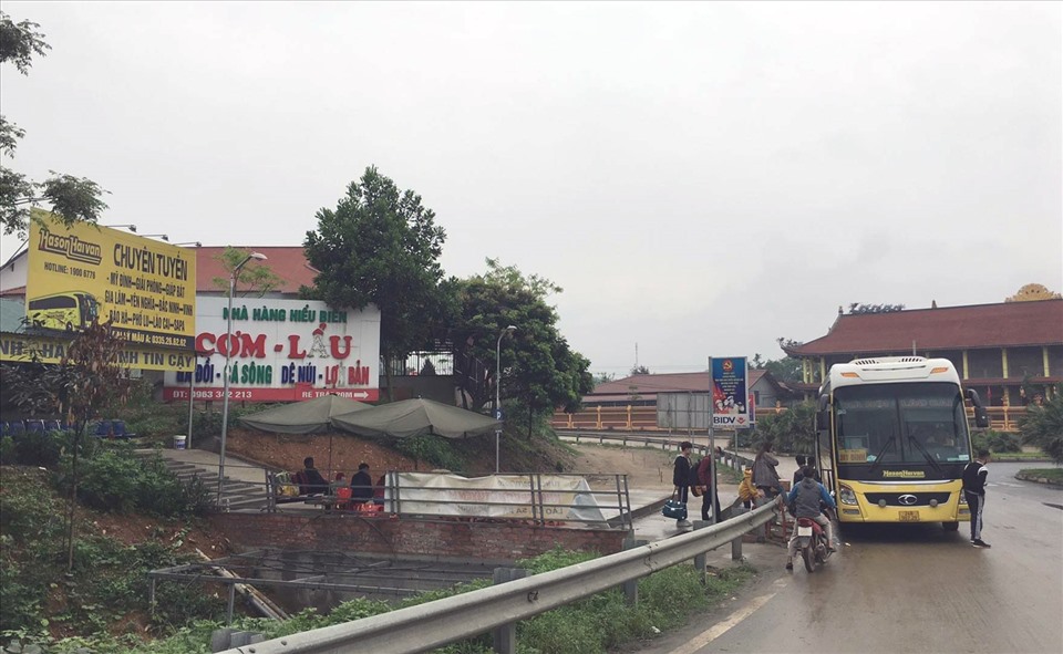 Tình trạng giao thông bát nháo xảy ra như cơm bữa tại điểm bán vé của nhà xe Hải Sơn - Hải Vân tại đường dẫn nút giao cao tốc IC14. Ảnh: Phùng Minh