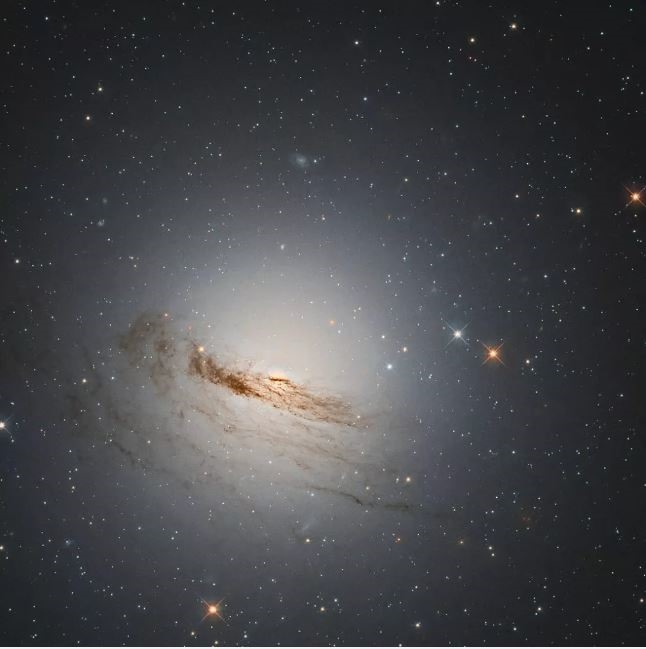 Bức ảnh thiên hà hấp hối NGC 1947 do kính viễn vọng không gian Hubble chụp. Ảnh: NASA.