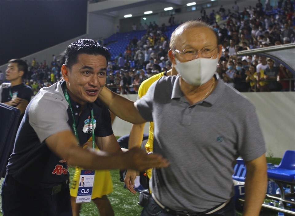 Ông Park chúc mừng Kiatisak sau trận đấu với Đà Nẵng. Ảnh: Thanh Vũ