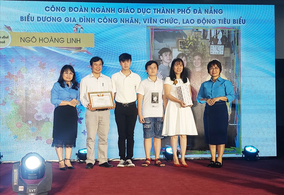 CĐ Ngành giáo dục TP Đà Nẵng tôn vinh gia đình CNVCLĐ tiêu biểu, giai đoạn 2016-2020. Ảnh: Thái Bình