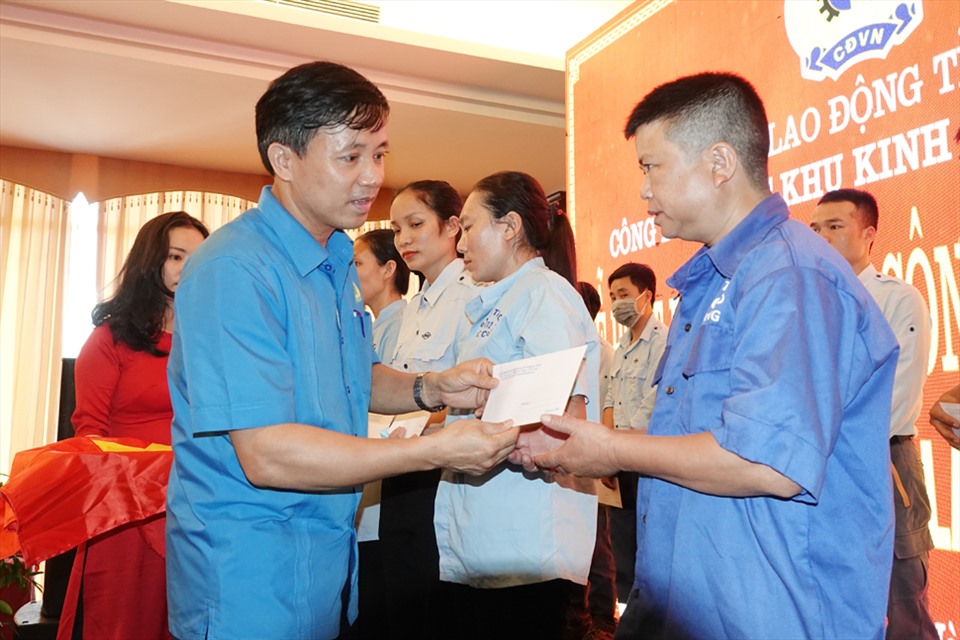 Ông Nguyễn Văn Danh - Chủ tịch LĐLĐ tỉnh Hà Tĩnh tặng quà cho đoàn viên, CNLĐ có hoàn cảnh khó khăn. Ảnh: TT.