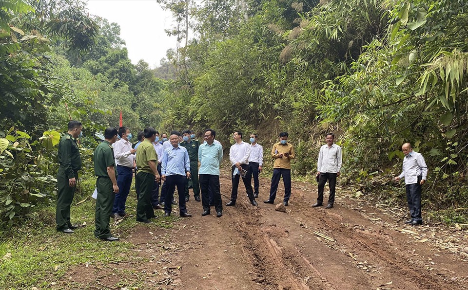 Đại biểu hai tỉnh Điện Biên và Phong Sa Ly khảo sát thực địa tại khu vực mốc 65, tuyến biên giới Việt Nam - Lào.