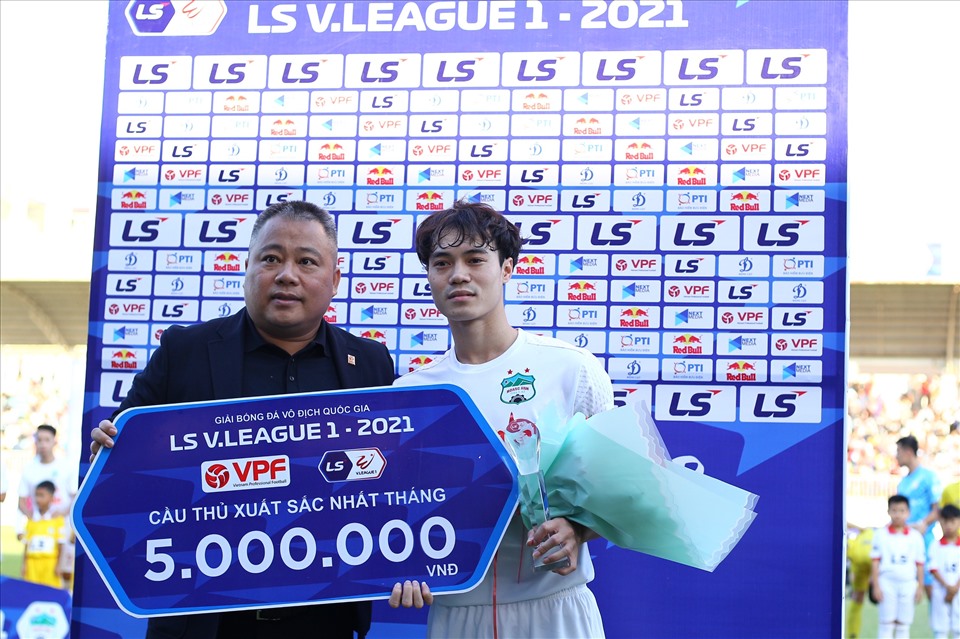 Chiều 12.4, Hoàng Anh Gia Lai tiếp đón Nam Định ở vòng 9 V.League 2021. Trận đấu này diễn ra cùng ngày với sinh nhật tiền đạo Nguyễn Văn Toàn. Trước trận, chân sút sinh năm 1996 nhận giải thưởng Cầu thủ xuất sắc nhất tháng từ ban tổ chức.