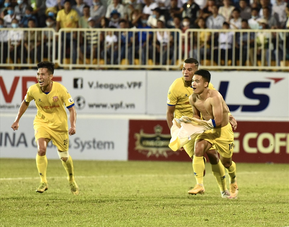 Thi đấu thiếu người nhưng Nam Định bất ngờ có bàn gỡ 3-3 nhờ pha lập công của Xuân Tân ở phút 90+3.