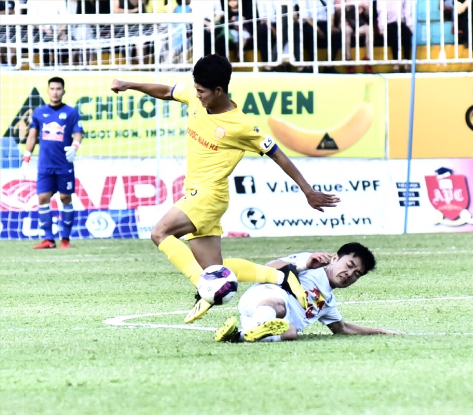 Dẫn trước 3-0 nhưg Hoàng Anh Gia Lai bất ngờ để đối phương ghi liền 2 bàn rút ngắn cách biệt xuống còn 2-3 khi trận đấu mới trôi qua 64 phút.