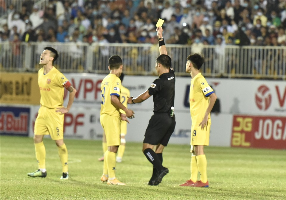 Kịch tính trận đấu được đẩy lên cao trào khi Lâm Anh Quang bên phía Nam Định nhận thẻ vàng thứ 2 và rời sân ở phút 90+1.