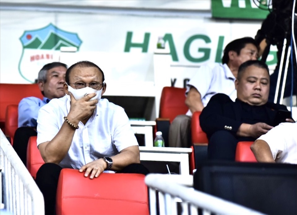 Huấn luyện viên tuyển Việt Nam Park Hang-seo lần đầu có mặt trên sân Pleiku trong mùa giải 2021 để dự khán trận đấu của Hoàng Anh Gia Lai.