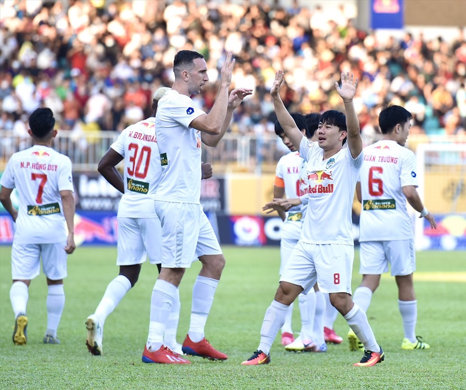 Dưới sân, Hoàng Anh Gia Lai nhanh chóng dẫn trước 3-0 chỉ sau 28 phút. Các cầu thủ lập công lần lượt là Công Phượng, Minh Vương và Văn Toàn. Ảnh: Anh Tiến