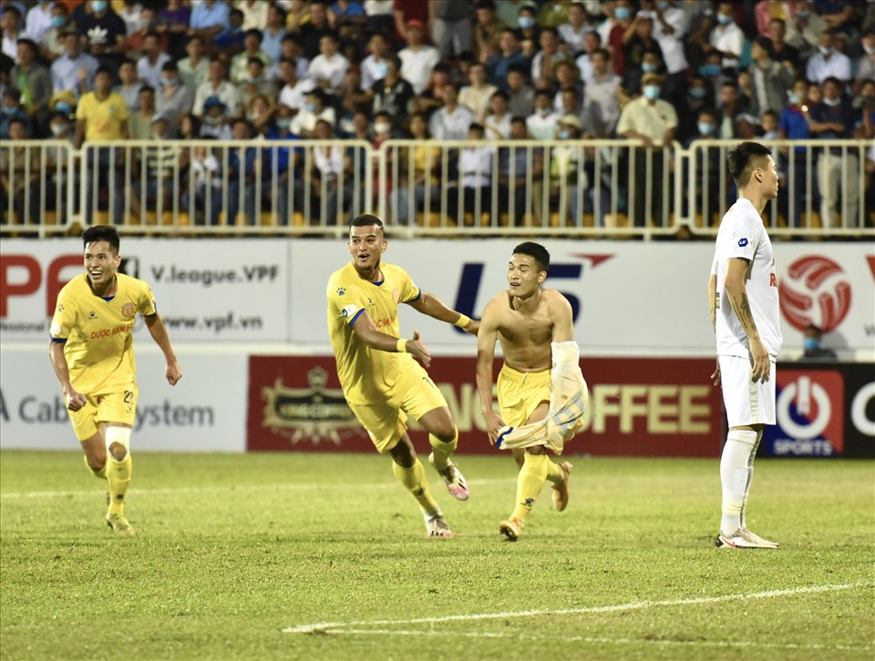 Nam Định đưa trận đấu lên đến cao trao khi ghi bàn gỡ 3-3 ở phút 90+3. Trước đó, đội trưởng Lâm Anh Quang của đội bóng thành Nam vừa nhận thẻ vàng thứ 2 và bị truất quyền thi đấu.