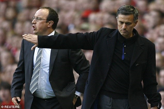 Rafa Benitez không sa đà vào cuộc tranh cãi nhưng vẫn là đối thủ lớn của Mourinho. Ảnh: AFP