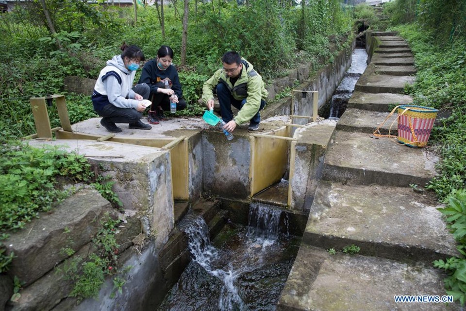 Thu thập mẫu nước tại một điểm lấy mẫu ở huyện Zhongxian, Trùng Khánh. Ảnh: Xinhua