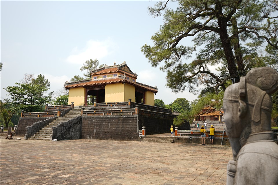 Nơi an nghỉ của vị vua thứ 2 triều Nguyễn được đánh giá là 1 trong 3 khu lăng tẩm nổi tiếng nhất nằm trong quần thể di tích cố đô Huế.