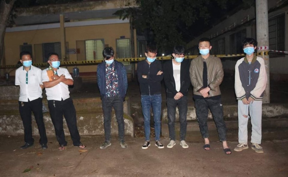 Nhóm 5 người nước ngoài nhập cảnh trái phép và 2 tài xế taxi bị lực lượng chức năng huyện Hớn Quản, tỉnh Bình Phước bắt giữ đưa đi cách ly tập trung. Ảnh: T.Thành